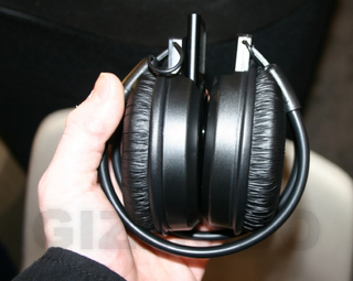 Illustration for article titled Mutant iPod nano+headphone Headphones: Feh